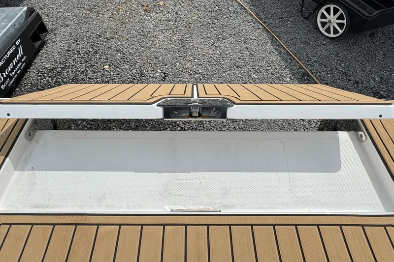 Slide: The Image of Sea Ray SDX 250 2023 - 4