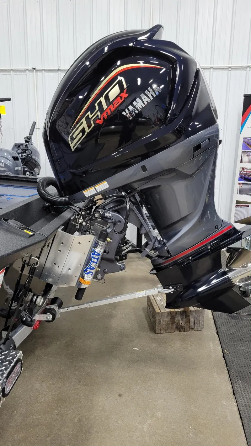 Slide: The Image of 2025 Xpress X21 Pro Bass boat with Yamaha Vmax 250 engine in stock. - 13