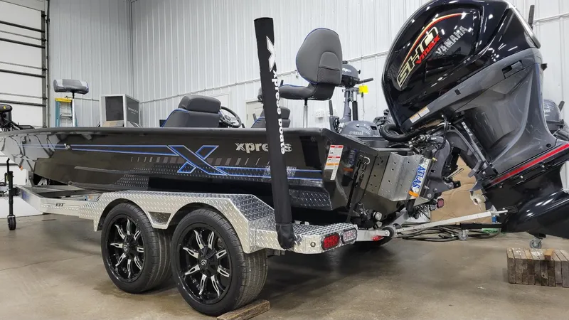 Slide: The Image of 2025 Xpress X21 Pro Bass boat with Yamaha Vmax 250 engine in showroom. - 14