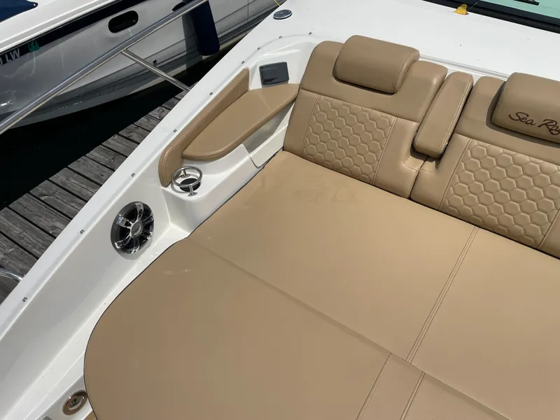 Slide: The Image of Sea Ray 320 DA 2020 - 11