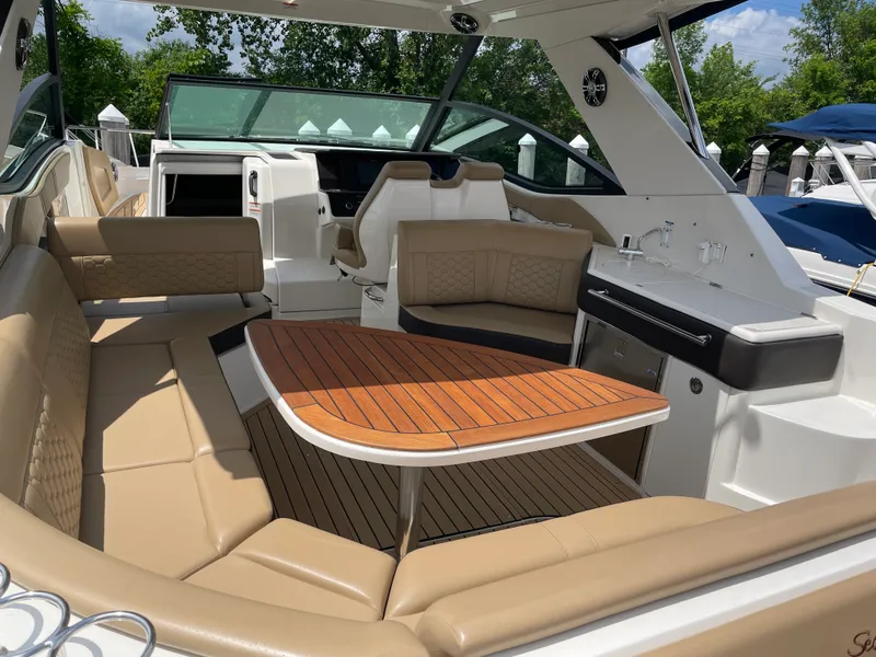 Slide: The Image of Sea Ray 320 DA 2020 - 15