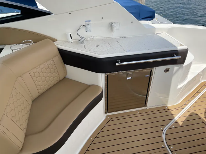Slide: The Image of Sea Ray 320 DA 2020 - 17