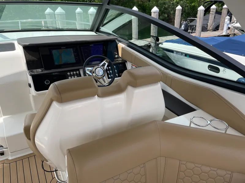 Slide: The Image of Sea Ray 320 DA 2020 - 18