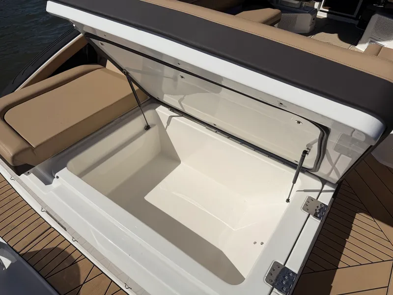 Slide: The Image of Sea Ray SLX 360 OUTBOARD 2026 - 28