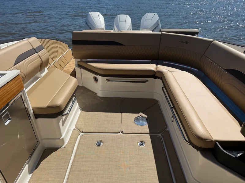 Slide: The Image of Sea Ray SLX 360 OUTBOARD 2026 - 23