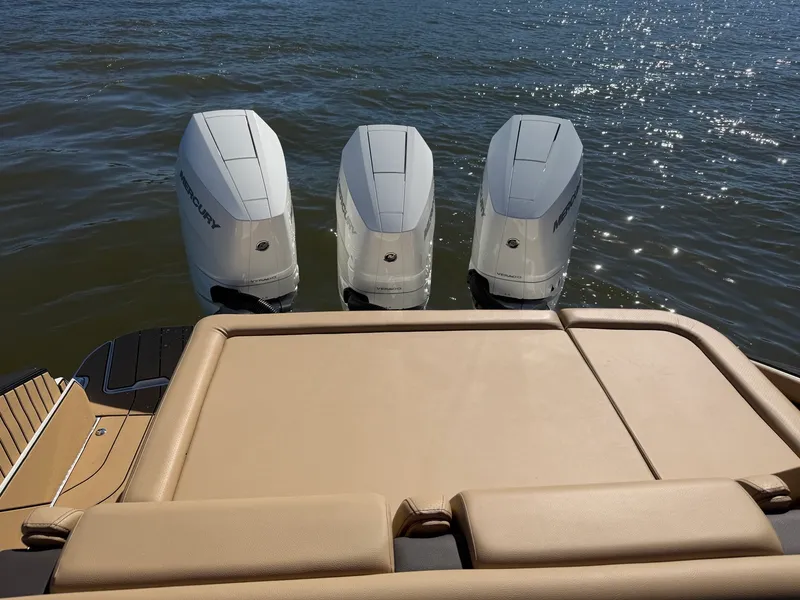Slide: The Image of Sea Ray SLX 360 OUTBOARD 2026 - 18