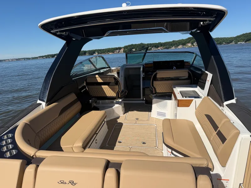 Slide: The Image of Sea Ray SLX 360 OUTBOARD 2026 - 19