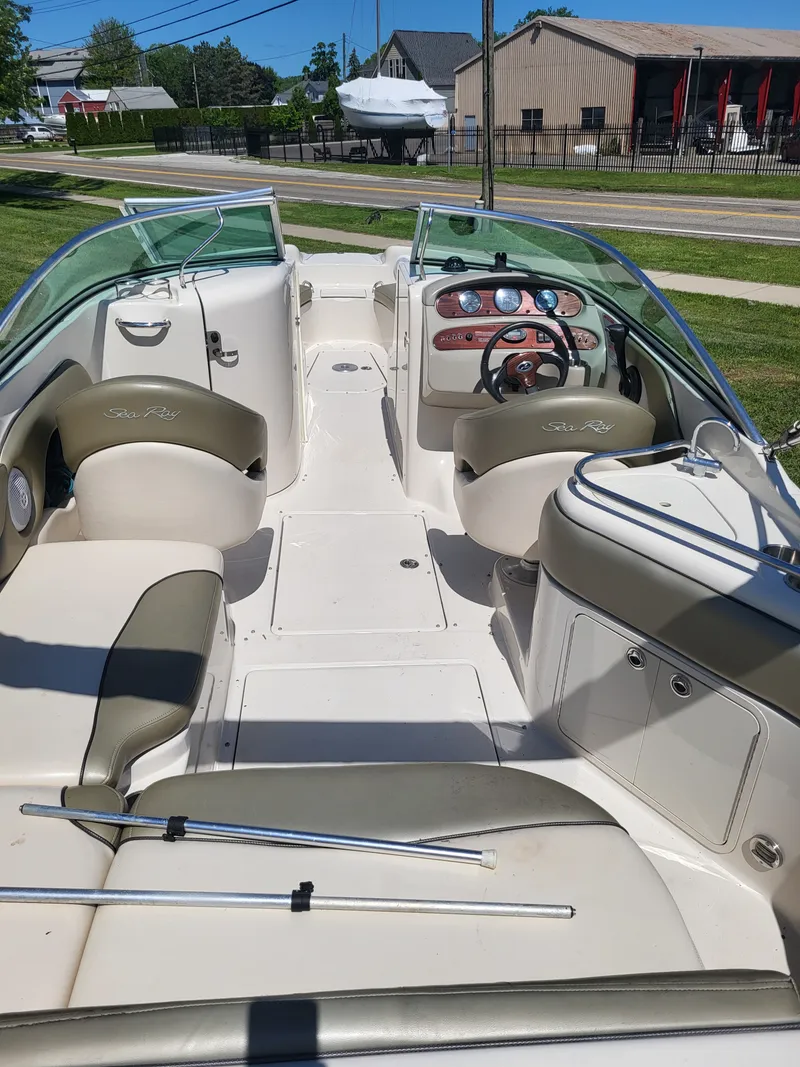Slide: The Image of Sea Ray SUNDECK 2005 - 24