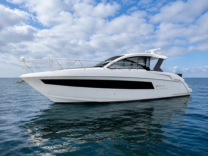 Slide: The Image of Cruisers 390 EXPRESS COUPE 2016 - 1