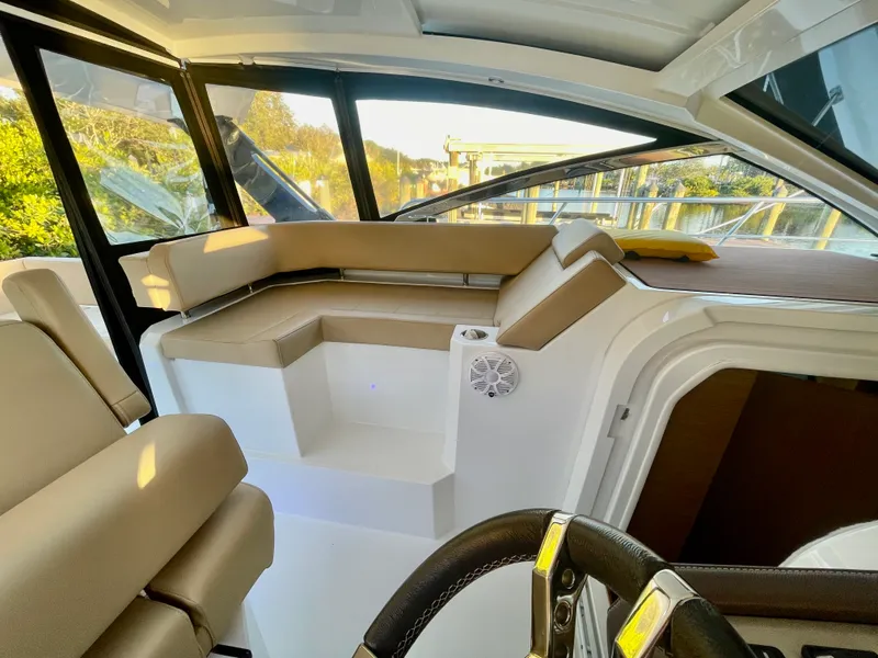 Slide: The Image of Cruisers 390 EXPRESS COUPE 2016 - 10