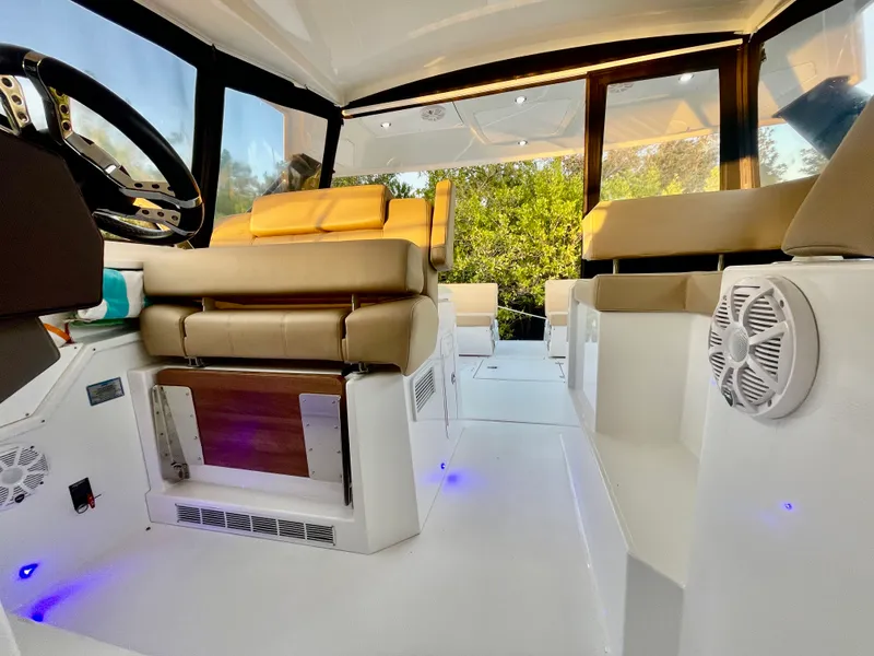 Slide: The Image of Cruisers 390 EXPRESS COUPE 2016 - 13