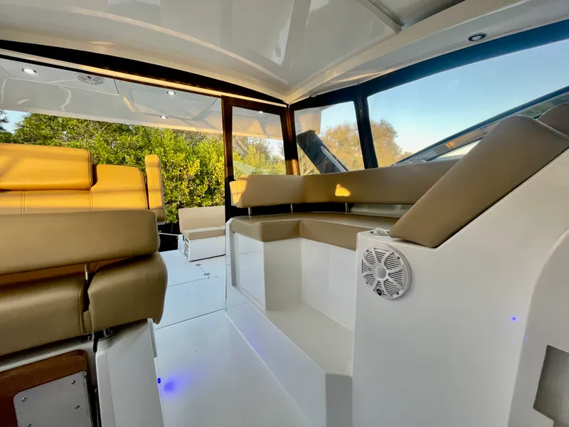 Slide: The Image of Cruisers 390 EXPRESS COUPE 2016 - 14