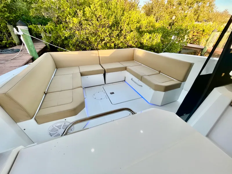 Slide: The Image of Cruisers 390 EXPRESS COUPE 2016 - 16