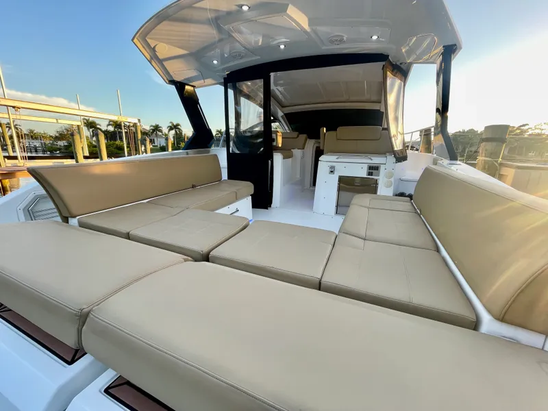 Slide: The Image of Cruisers 390 EXPRESS COUPE 2016 - 18