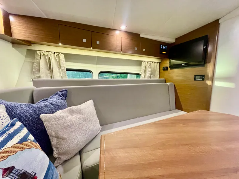 Slide: The Image of Cruisers 390 EXPRESS COUPE 2016 - 21