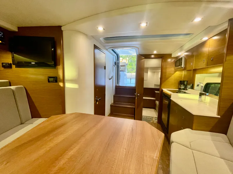 Slide: The Image of Cruisers 390 EXPRESS COUPE 2016 - 22