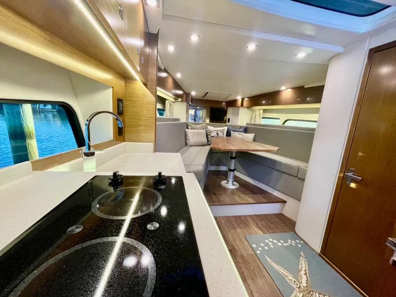 Slide: The Image of Cruisers 390 EXPRESS COUPE 2016 - 23