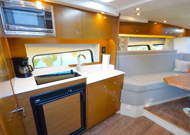 Slide: The Image of Cruisers 390 EXPRESS COUPE 2016 - 24