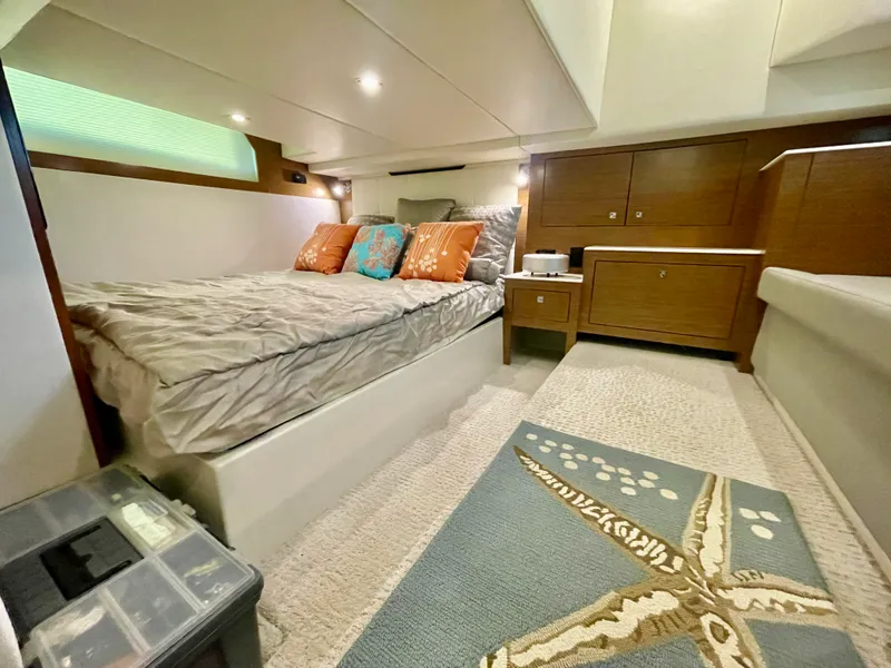 Slide: The Image of Cruisers 390 EXPRESS COUPE 2016 - 26