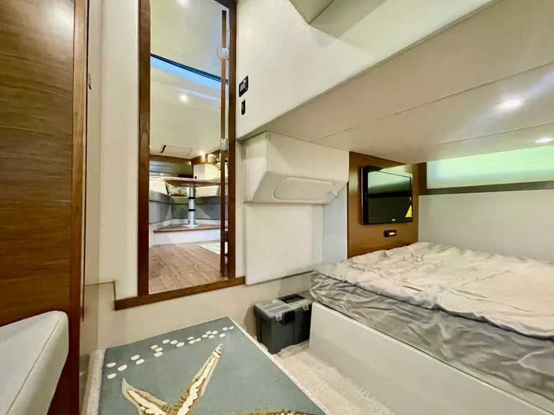 Slide: The Image of Cruisers 390 EXPRESS COUPE 2016 - 29