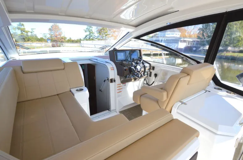 Slide: The Image of Cruisers 390 EXPRESS COUPE 2016 - 3