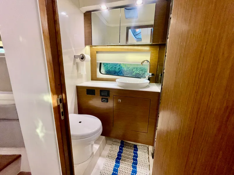 Slide: The Image of Cruisers 390 EXPRESS COUPE 2016 - 30