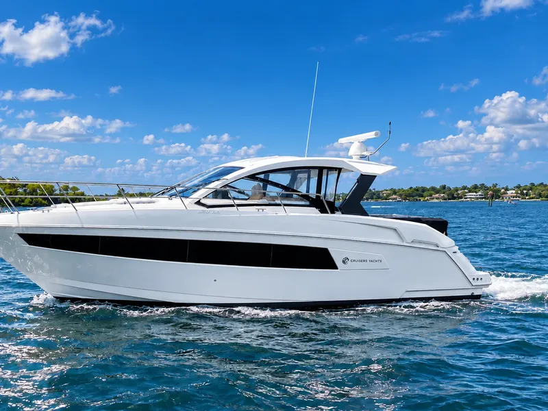 The Image of Cruisers 390 EXPRESS COUPE 2016 - 0