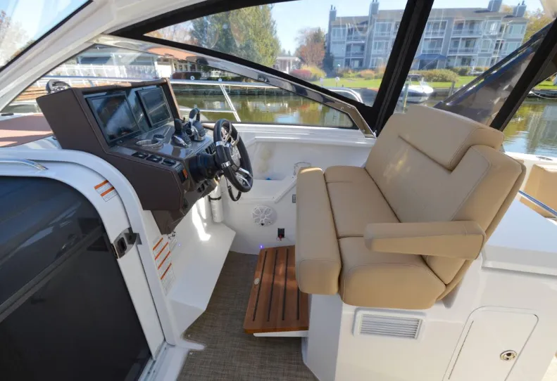 Slide: The Image of Cruisers 390 EXPRESS COUPE 2016 - 5