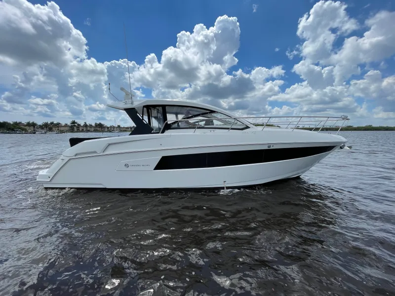 Slide: The Image of Cruisers 390 EXPRESS COUPE 2016 - 3