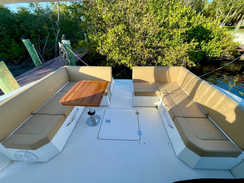 Slide: The Image of Cruisers 390 EXPRESS COUPE 2016 - 19