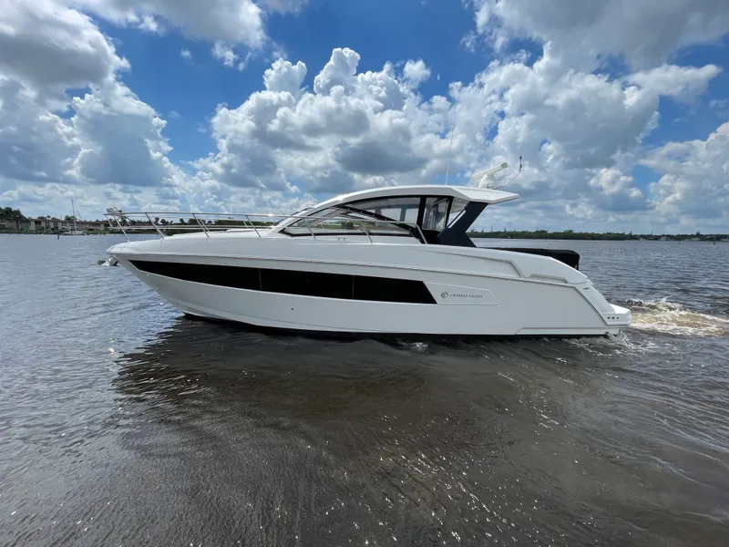 Slide: The Image of Cruisers 390 EXPRESS COUPE 2016 - 48