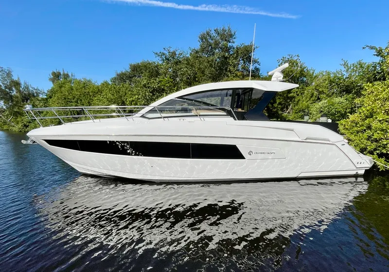 Slide: The Image of Cruisers 390 EXPRESS COUPE 2016 - 46