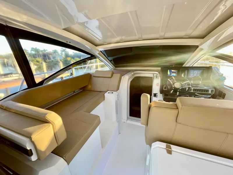 Slide: The Image of Cruisers 390 EXPRESS COUPE 2016 - 8
