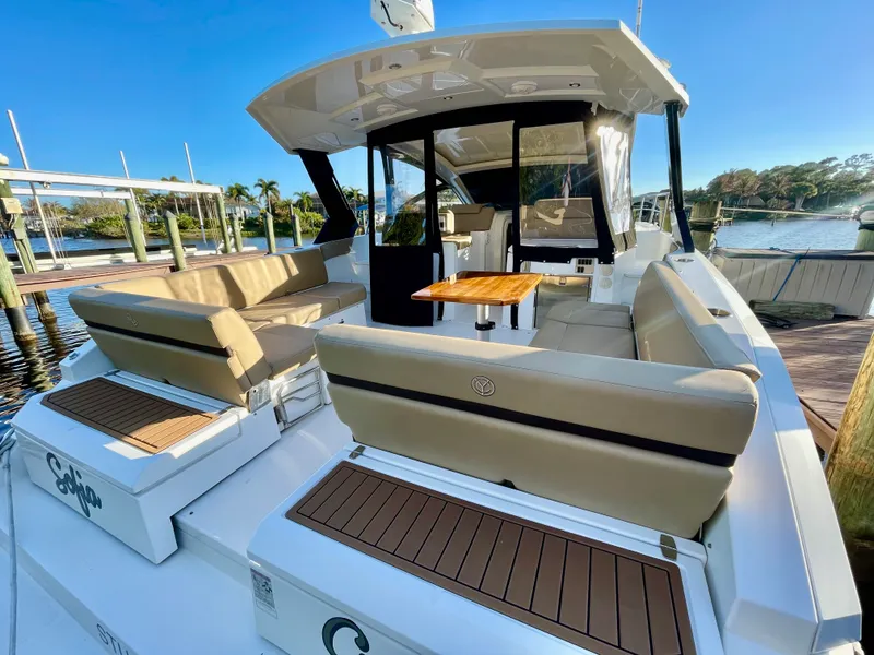 Slide: The Image of Cruisers 390 EXPRESS COUPE 2016 - 4