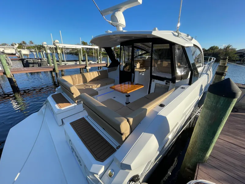 Slide: The Image of Cruisers 390 EXPRESS COUPE 2016 - 45