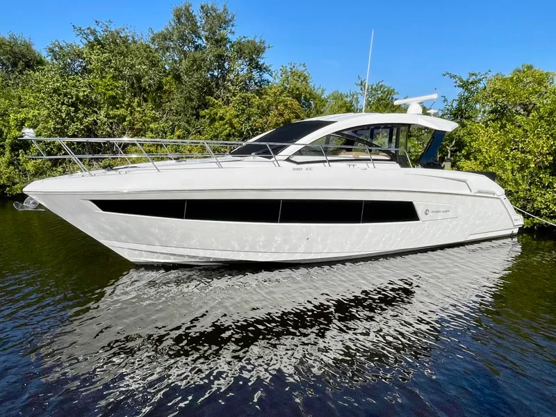 Slide: The Image of Cruisers 390 EXPRESS COUPE 2016 - 1