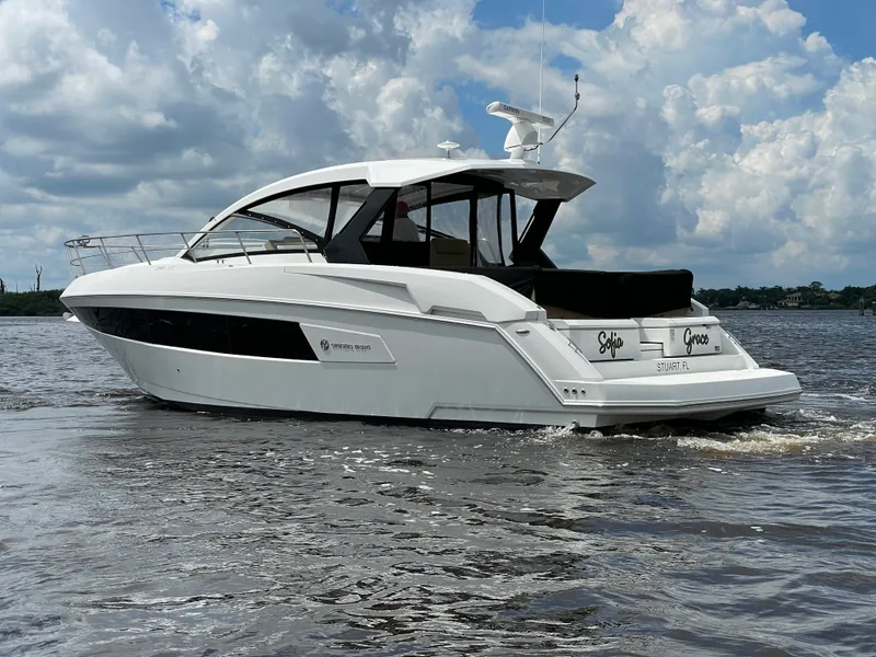 Slide: The Image of Cruisers 390 EXPRESS COUPE 2016 - 47