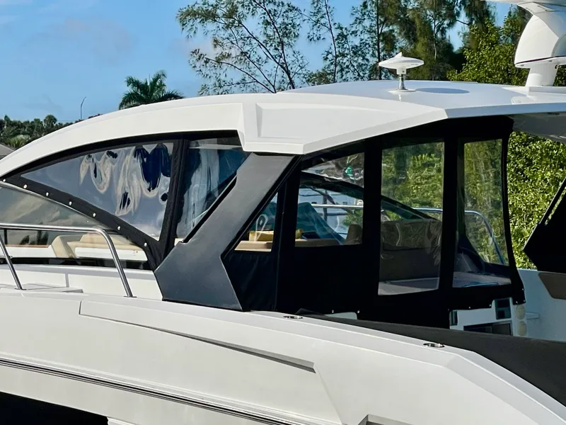 Slide: The Image of Cruisers 390 EXPRESS COUPE 2016 - 5