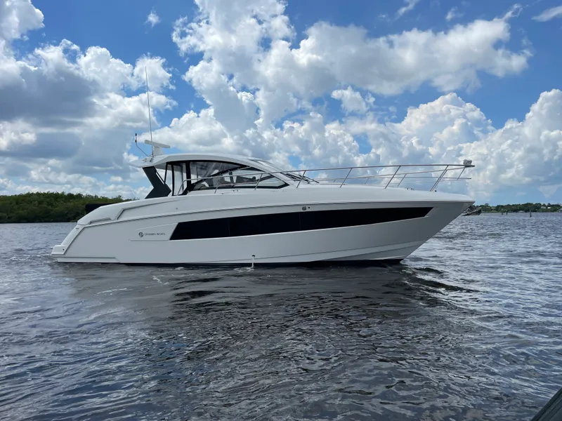Slide: The Image of Cruisers 390 EXPRESS COUPE 2016 - 49