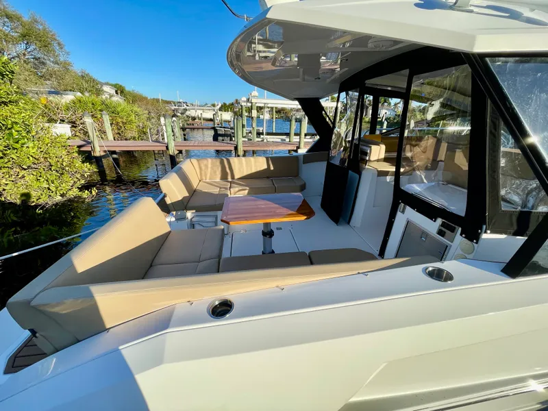 Slide: The Image of Cruisers 390 EXPRESS COUPE 2016 - 22