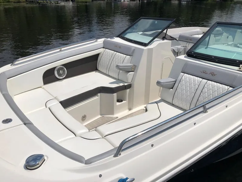 Slide: The Image of Sea Ray 290 SUNDECK 2016 - 10