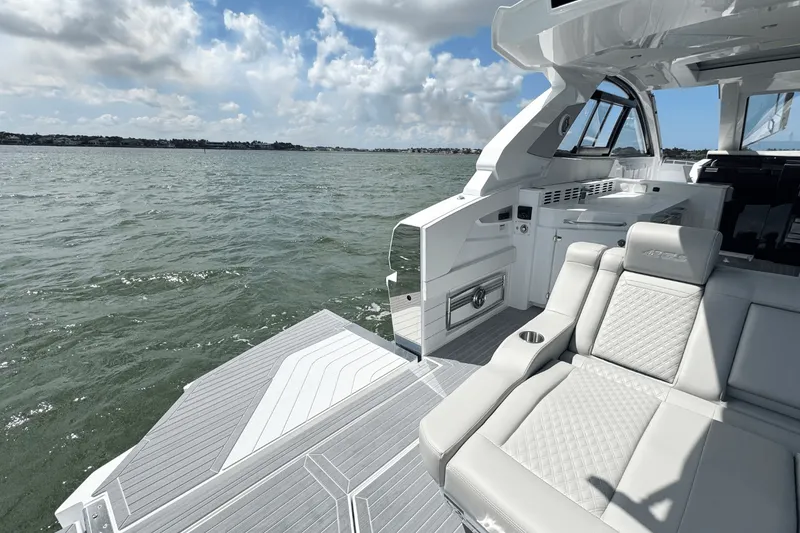 Slide: The Image of Cruisers 42 GLS Outboard 2026 - 31