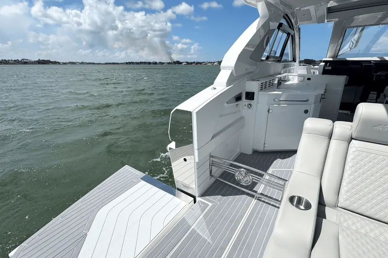 Slide: The Image of Cruisers 42 GLS Outboard 2026 - 33