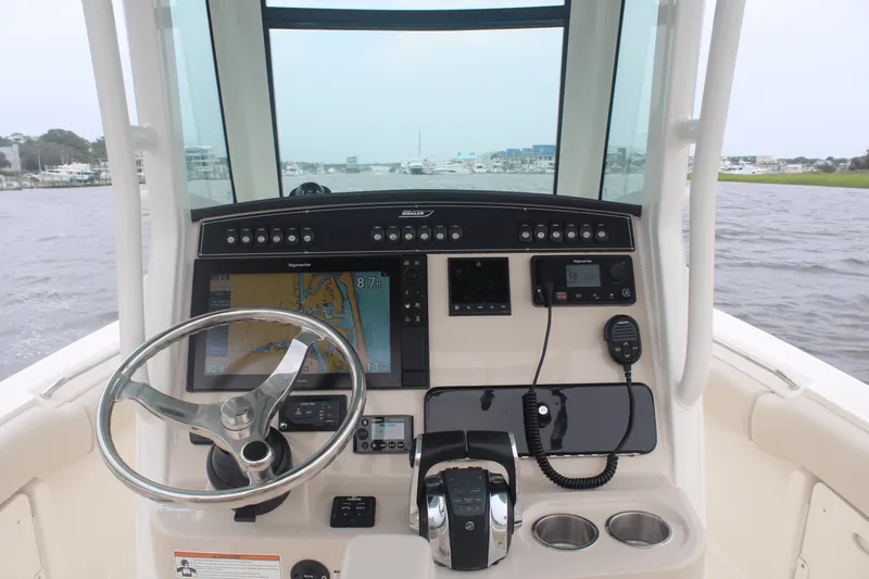 Slide: The Image of Boston Whaler 250 OUTRAGE 2020 - 12