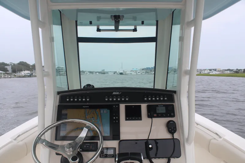 Slide: The Image of Boston Whaler 250 OUTRAGE 2020 - 13