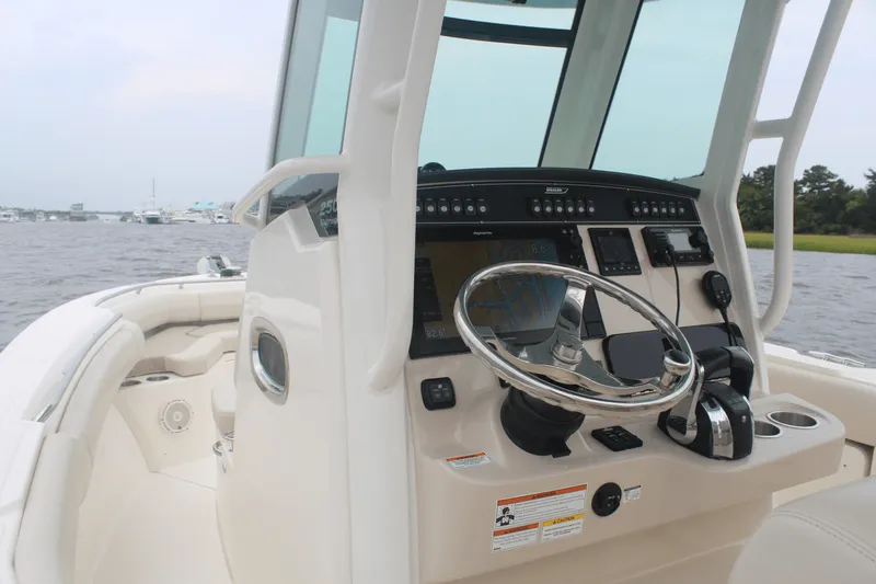 Slide: The Image of Boston Whaler 250 OUTRAGE 2020 - 14