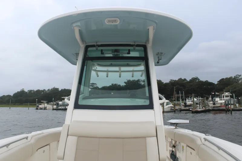 Slide: The Image of Boston Whaler 250 OUTRAGE 2020 - 18