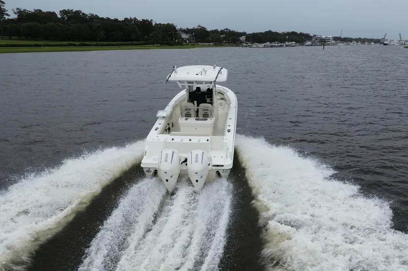 Slide: The Image of Boston Whaler 250 OUTRAGE 2020 - 2