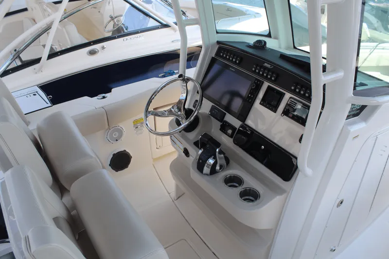 Slide: The Image of Boston Whaler 250 OUTRAGE 2020 - 28