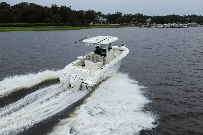Slide: The Image of Boston Whaler 250 OUTRAGE 2020 - 4